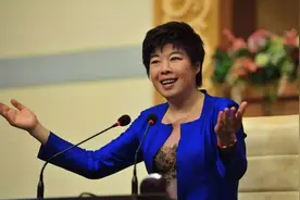 从国学大师到万人唾弃，被北大学生轰下台的于丹，究竟是为何？图片
