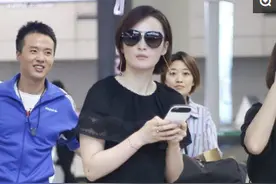 三寸金莲！蒋勤勤全黑look配奶奶鞋现身机场，小脚引人瞩目图片
