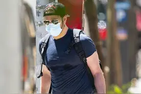 布莱德利·库珀遛娃，突显奶爸魅力，女儿发型放飞穿搭像超模妈妈图片