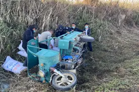 事发南昌！三轮车发生侧翻，危急时刻禁捕值班人员合力救人图片