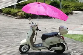 江苏南京：危险的车顶棚图片