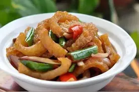 美食分享：辣炒猪皮、白萝卜炖土豆、炝拌金针菇的家常做法图片