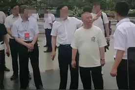 47岁郭德纲派头足，脚踩6000元名牌获众人簇拥，疑将办学当校长？图片
