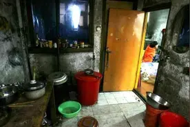 爸去世妈瘫痪，脑瘫女儿用双脚烧火做饭照顾瘫痪妈妈，让人佩服图片