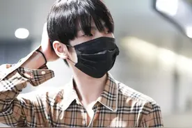 黑发顺毛周震南散发乖巧魅力，长袖格子衬衣显出瘦小身材图片