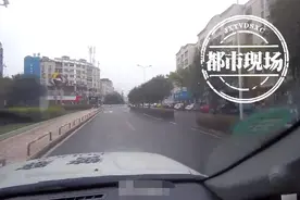 情况紧急！江西赣州会昌街头，男子当街狂敲警车车窗图片