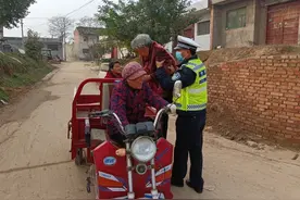 200多岁的闺蜜团“摩旅”逛街被交警小心翼翼拦下图片