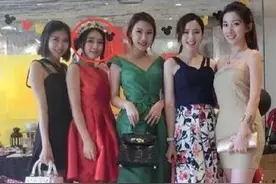 都说最左边的女孩最漂亮，我毫不犹豫地选择了穿绿裙子的她，哈哈图片