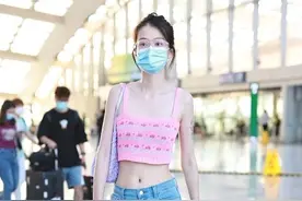 乔欣的腰好像逆生长，年龄越大反而越细，针织吊带穿得挺单薄的图片