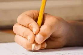 孩子握笔姿势不对，纠正了也不听，我们该怎么办？图片