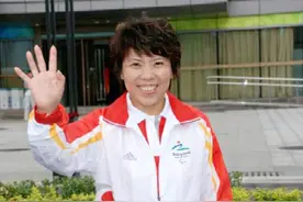 “乒乓女皇”邓亚萍：退役后身家50亿，儿子夺冠老公身居高位图片