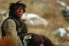 故事：男孩要下河抓鱼，身边傻小子拉住他：河里有个人在向你招手图片