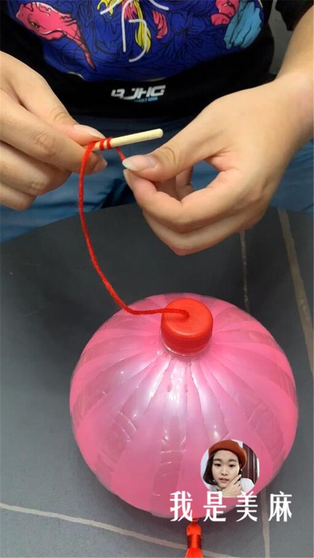一分钟教你做一个好看的手工灯笼,制作过程非常简单,先收藏了