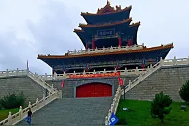 辽阳龙石风景区森林茂密，万盛龙鼎重150吨，仿古长城，登高远眺图片