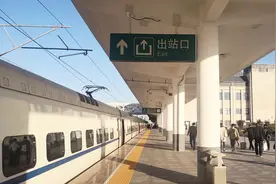 乘坐D1622次列车，从威海北站到烟台南站的短途旅行视频封面