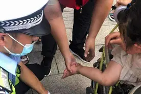 疼！定陶一女童小脚绞入电动车轮图片