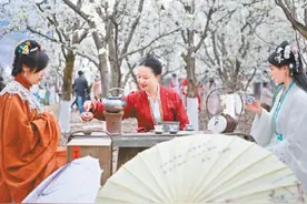 汉服、洛丽塔装、JK裙“三坑”征服年轻人 小众文化出圈撑起百亿元市场图片