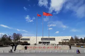 实拍青海冬日的蓝天，醉美高原蓝纯净的一尘不染，让人陶醉不已图片