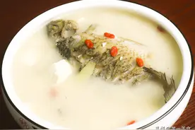 做养生鲫鱼汤，浓白鱼汤需要技巧，金黄不粘锅，一步到位图片