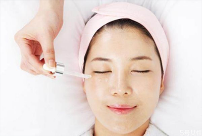 传明酸，称为蛋白酶抑制剂，能让黑斑、雀斑不再变浓，并逐渐消失