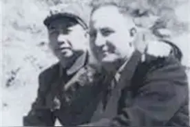 见到副司令，班长正要报告，首长却走到一名列兵面前，抬手敬礼图片