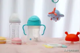 奶瓶、鸭嘴杯、吸管杯、敞口杯 不同年龄宝宝喝奶工具进阶指南图片