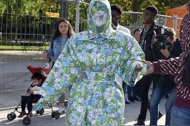 明星迷惑造型大赏！卡姐诠释神级物理防晒，水果姐把烛台当裙穿？图片