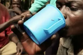 比印度还能喝酒！乌干达人把香蕉酒当水喝，一瓶高浓度酒一口闷图片