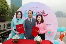 新锐歌手贺兰秀与国家一级演员吕雅芬签约轻养KEYOUTH品牌代言人图片