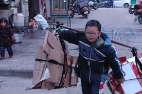 10岁男孩捡破烂攒下41元救父，手术费需要60万元，爸爸幸福的哭了图片