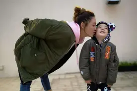 6岁Jasper作业引围观，意外暴露应采儿日常，被调侃小小年纪炫富图片