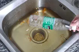 洗碗池堵塞，只用一个矿泉水瓶，1分钟快速疏通水池，太实用了视频封面