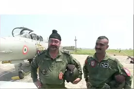 被巴铁揍得鼻青脸肿的印度飞行员，升官了！俄：静静地看你装图片