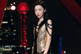 周冬雨亮相LV大秀，穿珠片裙电影感十足，就是平板身材太吃亏图片