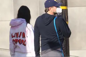 莱昂纳多又“放飞自我”！海滩演绎：裤衩背心啤酒肚，真大叔标配图片