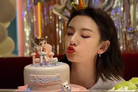 宋祖儿为证自己腿细，穿短裤只秀出一厘米，常人模仿不来图片