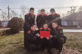 武警甘肃总队天水支队：千里传喜报 真情暖兵心图片