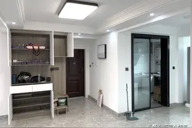 三个月硬装完工，墙面刮白，地面铺灰色瓷砖，效果非常满意，晒晒图片