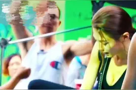 周秀娜开机车耍酷，大露性感好身材被指使用替身，网友嗑糖黄宗泽图片