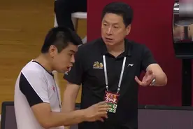 CBA险酿冲突，若不是韩德君拉住高诗岩，裁判这是要“挨揍”了图片