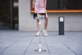 有四种用法的她来了，自拍杆+桌面云台+稳定器+三角支架就是她图片