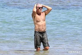 68岁布鲁斯南秀腹肌，拍片间隙回夏威夷养老，宛如邦德退休生活图片