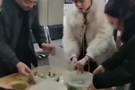 泪目！除夕之夜，妈妈给儿子生前战友送来了饺子图片