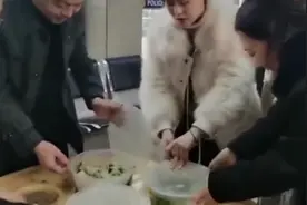 泪目！除夕之夜，妈妈给儿子生前战友送来了饺子图片