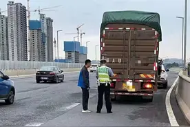保障道路安全——郑州交警查处大货车上高架交通违法行为图片