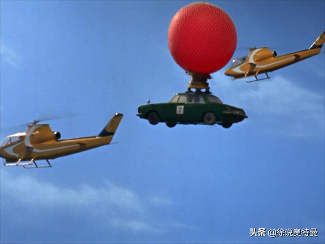 怪兽坐着坦克出现了，赛文奥特曼被怪兽碾压，怪兽：看我的厉害