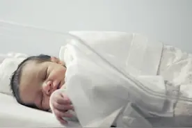 又一宝宝“水中毒”住院，父母请注意，不当喂水会导致婴儿夭折图片