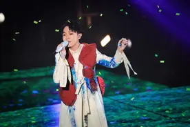 现场胜CD！吴青峰演唱会演绎《起风了》《那些花儿》图片