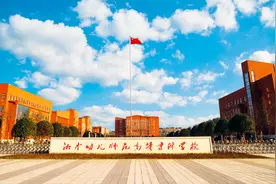 血淋淋的实例！大专是垃圾场，学生不学无术，毕业混在社会底层图片