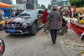 黄陂故事：某人有辆豪车，因为借谁不借谁的问题，他得罪了许多人图片